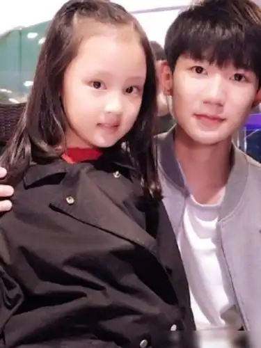 被王源牵着的小女孩长大了,年仅十岁容颜精致,未来女神诞生了!