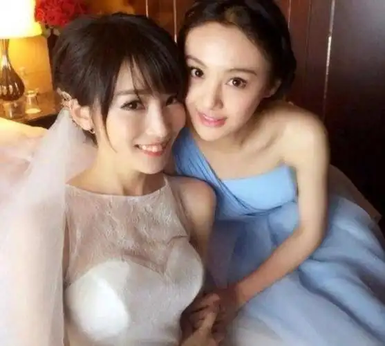 谢楠跟吴京的婚礼,郑爽是伴娘.