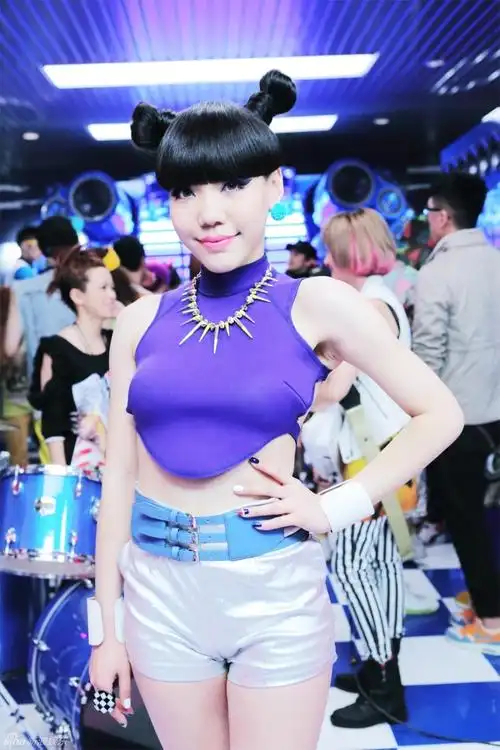 吴莫愁舞台皇后造型