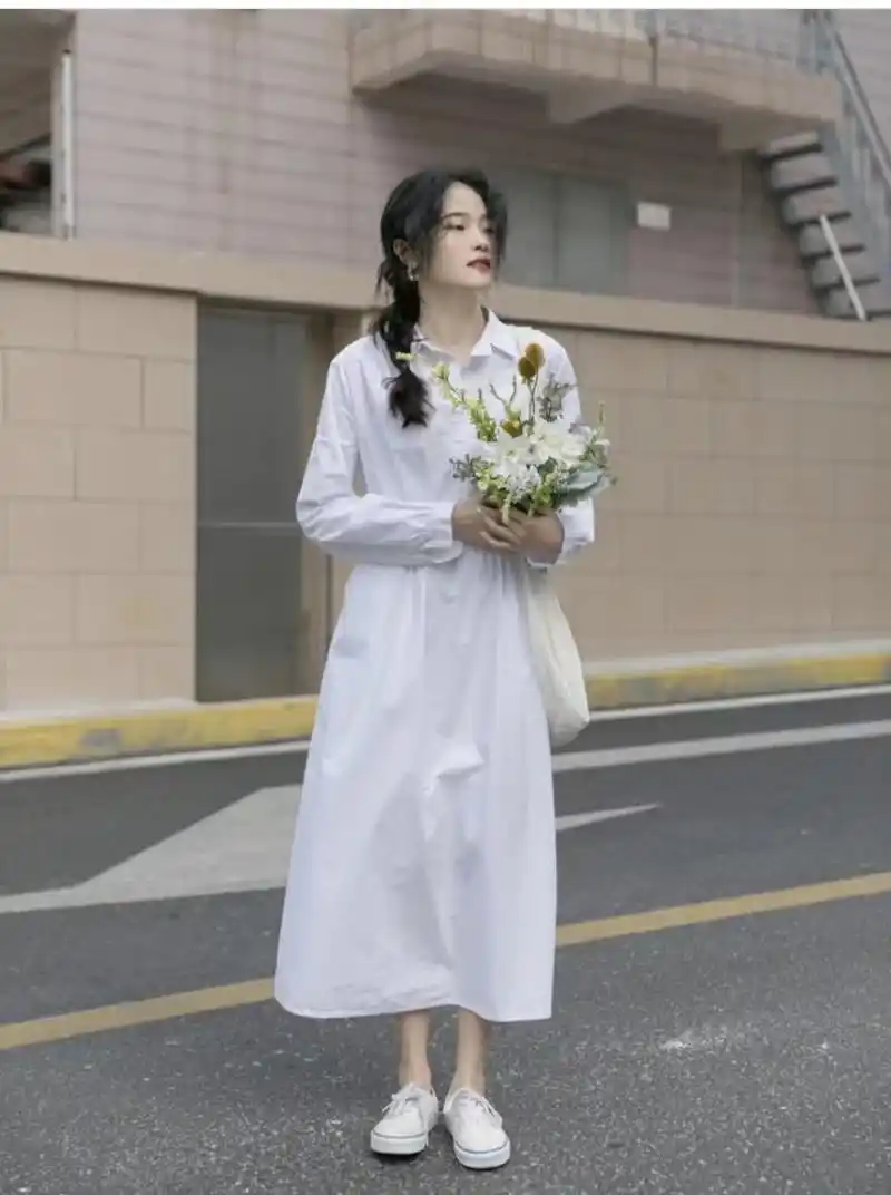 白色衬衫裙配什么鞋子和包包好看