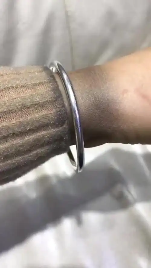 带了10多年的银手镯还是第一次见这种情况,昨下午开始掉色了,晚上我洗