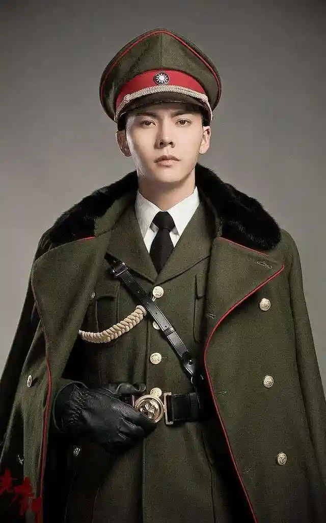 民国时期的军服为什么有的是黄色有的是灰色的?