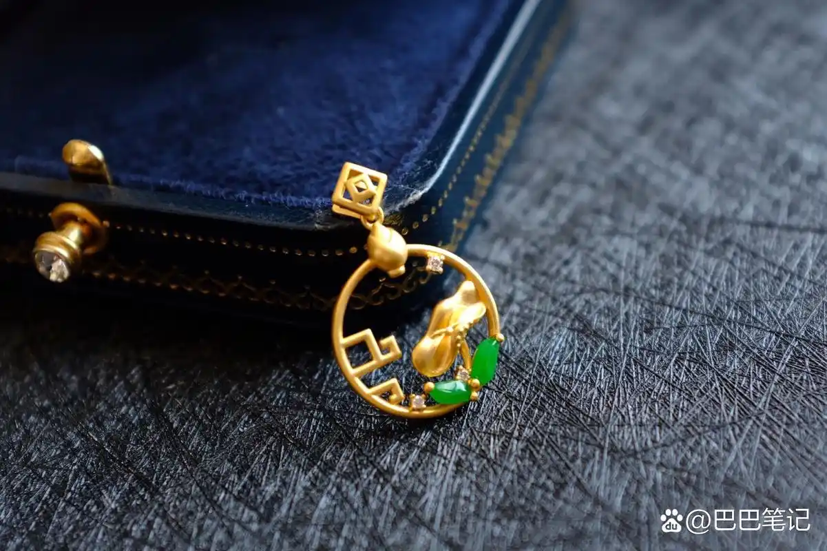 珠宝设计镶嵌|翡翠随形荷花牌吊坠 藏客人镶嵌的翡翠随形吊坠 清新