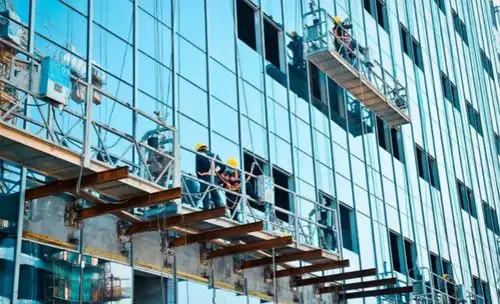 施工人员正进行厂房外部玻璃幕墙的安装