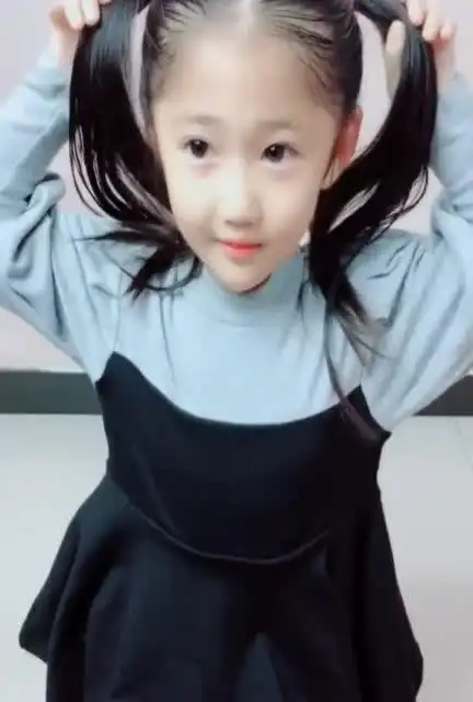 不要单纯地扎两个小辫子了,小姑娘喜欢这样扎,清新可爱!