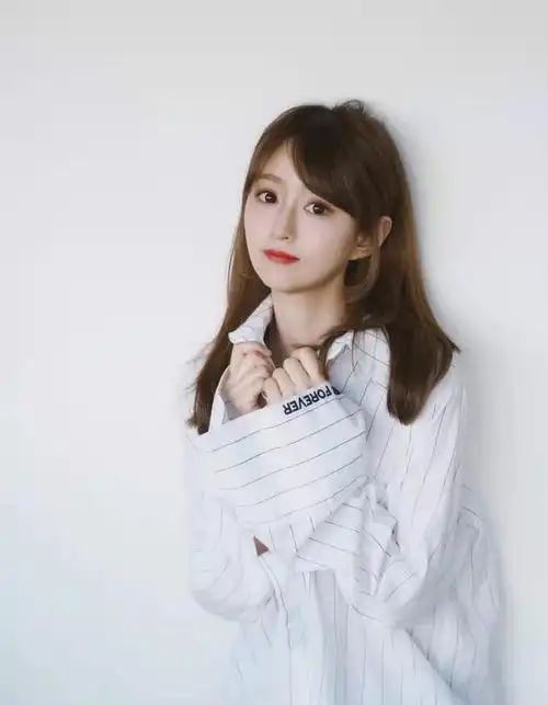 nba主播小七写真照上身只穿一件白衬衫美艳动人身材苗条