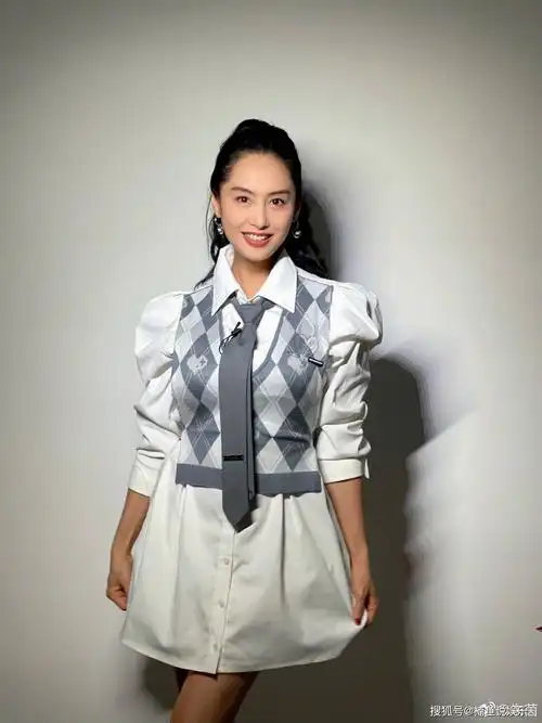 原创49岁朱茵好会打扮扎双丸子头活泼减龄紫霞仙子还是那么美