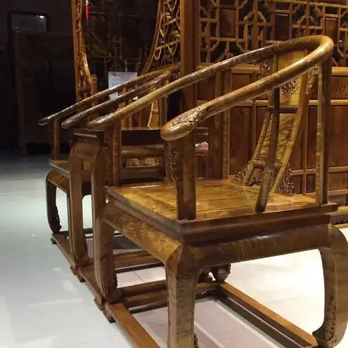 楠木有三种:一是香楠,木微紫而带清香,纹理也很美观;二是金丝楠,木纹