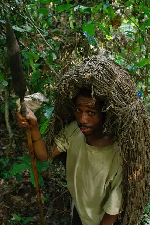 非洲丛林深处的侏儒部落身高不到15米8岁开始生儿育女