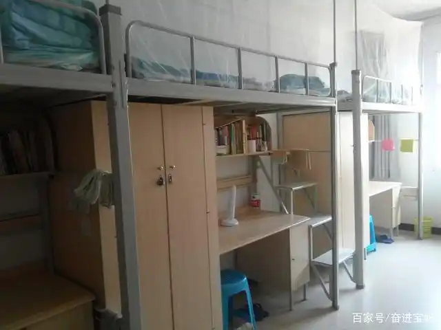 宿舍六人一间,上床下桌