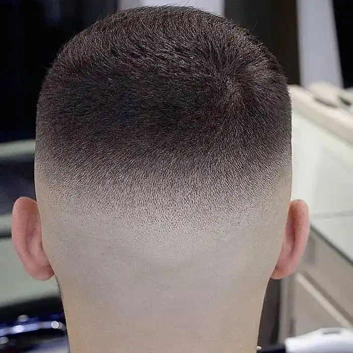 渐变男士发型可以说是当下很火得一种发型,通过上图我们可以很直观