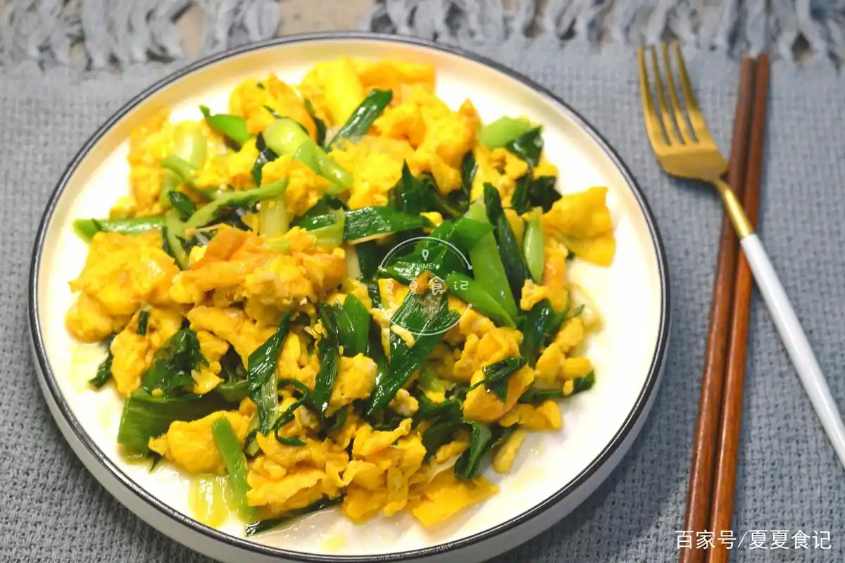 蒜苗炒鸡蛋家常做法,鸡蛋嫩滑有诀窍,方法简单实用,香气四溢