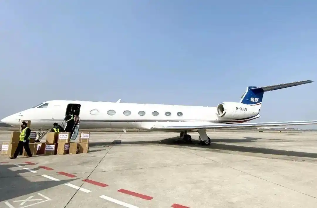 庞巴迪货机冲出跑道,小飞机运货灵活便捷