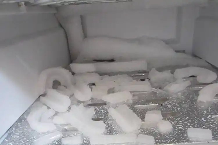 导致排水孔结冰堵塞,只需要暂时断掉冰箱电源,将冰箱冷藏室里的东西拿