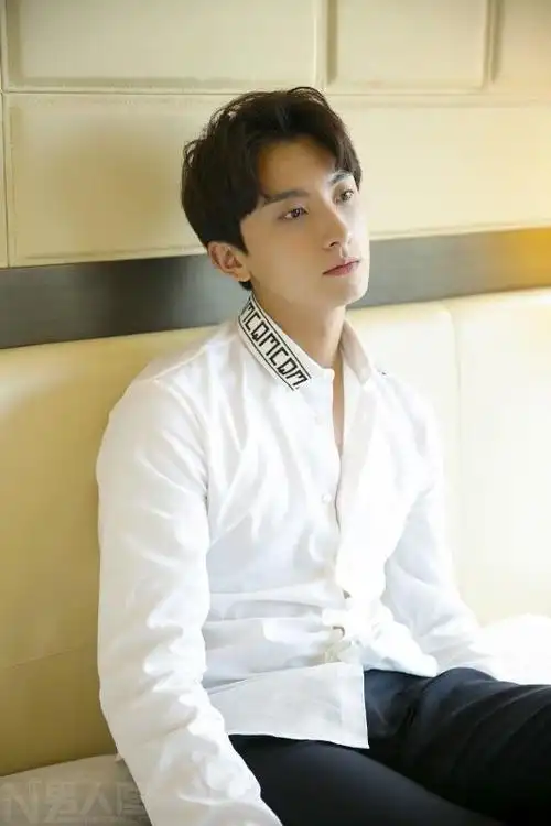 肌肉男:微微一笑很倾城于半珊饰演者牛骏峰-小虾米