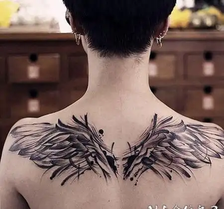 渴望飞翔的心,后背泼墨翅膀纹身图案