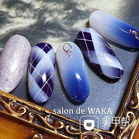 圆形蓝色渐变手绘菱格美甲图片