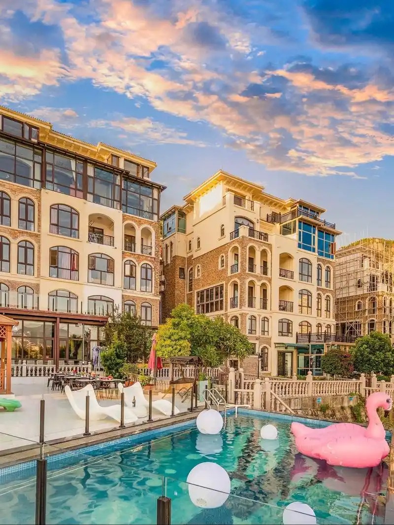 订了这家惠州海边海景度假别墅 从酒店开车到巽寮湾只要4分钟 距离