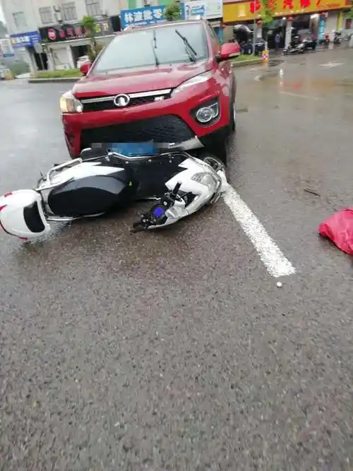 在东河大桥转盘一辆电动车与小车撞起了