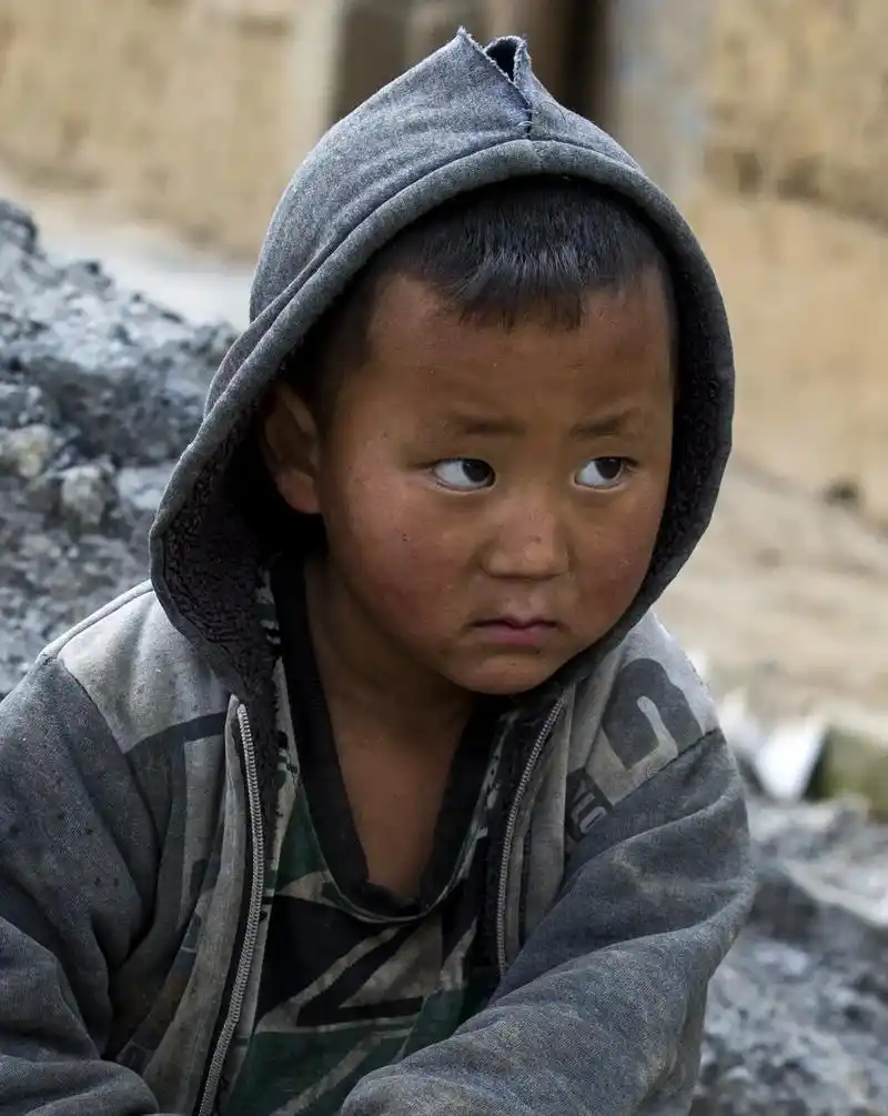 关爱贫困山区儿童.#童年 #关爱贫困儿童  - 抖音