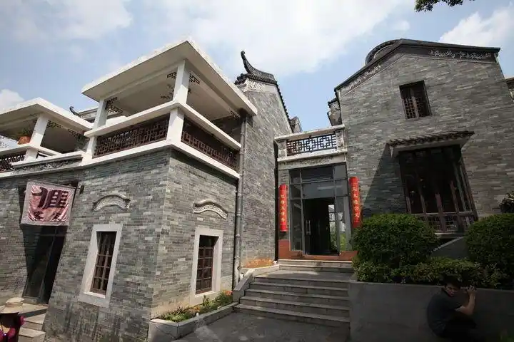 走在街上,到处都是典型的岭南传统风格建筑群落,民居依水而建,或窄门