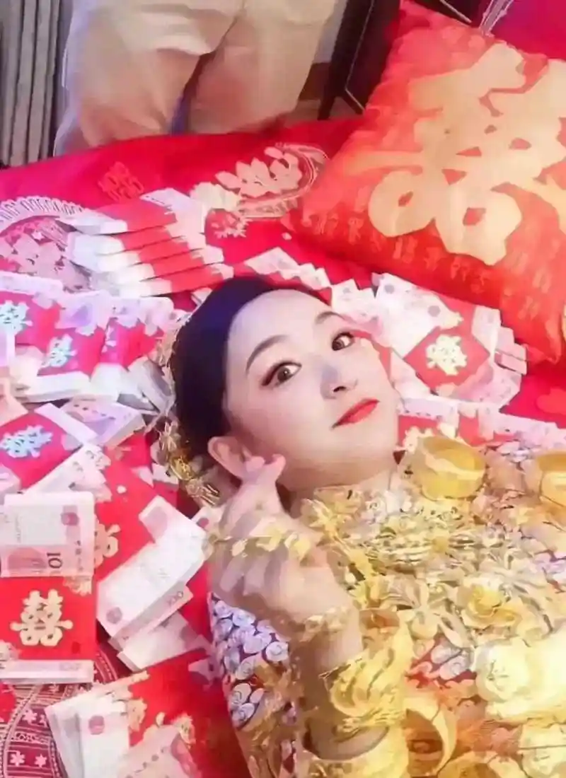 女孩子浑身上下,穿金戴银,珠光宝气,福建莆田一位90后富家大小姐结婚