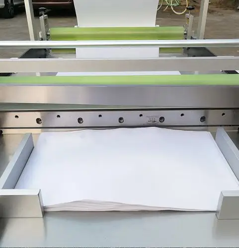 塑料薄膜覆膜切膜机口罩熔喷布裁切机小型全自动剪切机商标水洗唛切标