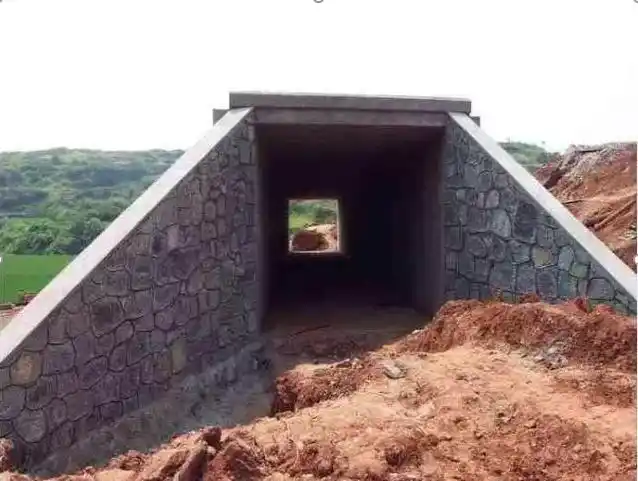 而涵洞的施工方法,洞口施工形式以及地基的基础选择,很多都取决于施工