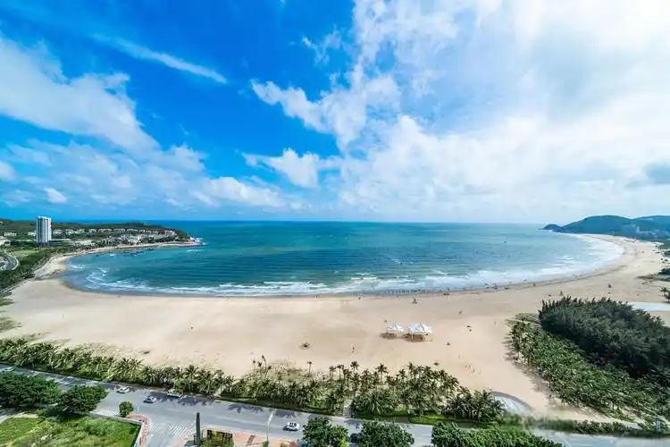 位于广东省阳江市阳西县沙扒镇的广东阳江月亮湾,以其美丽的海湾,洁净