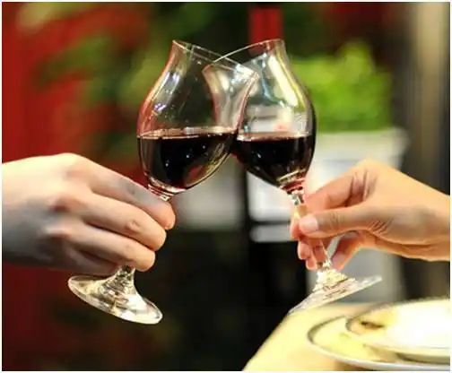 关于喝红酒的图片两人碰杯