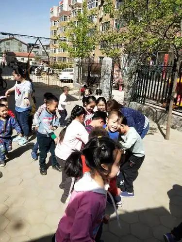 下课了,孩子们快乐的玩耍吧!