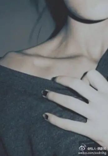 有时候自己也会像这样耸起肩膀 摸摸高高凸起的锁骨 想着这样大概你会