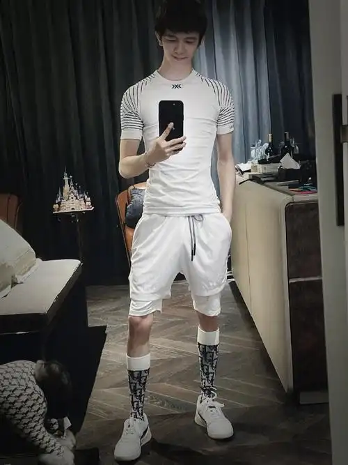 郭敬明的全身照被玩坏了,网友通过多种数学公式,算出了实际身高