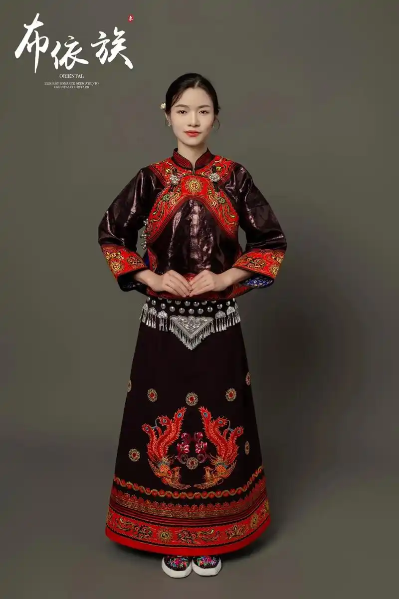 兴义本地的布依族服饰快穿上你的布依婚服来拍婚纱照吧