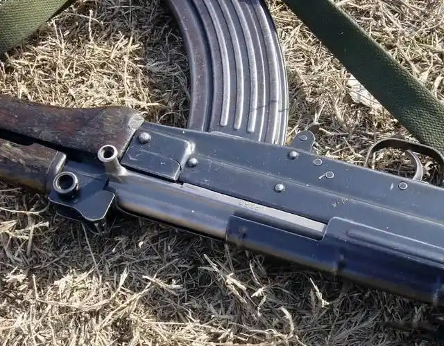 81式自动步枪俗称81杠是中国军队装备的一种制式步枪_网易订阅