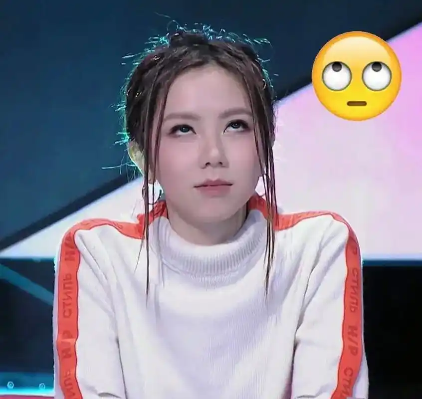 有一次,邓紫棋向陈伟霆请教:"如何防止被狗仔队偷拍?