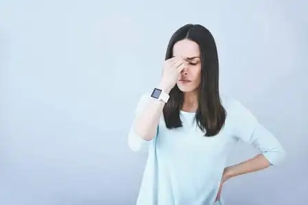 冷清背景非常疲累的女人早已累孤立白色背景照片