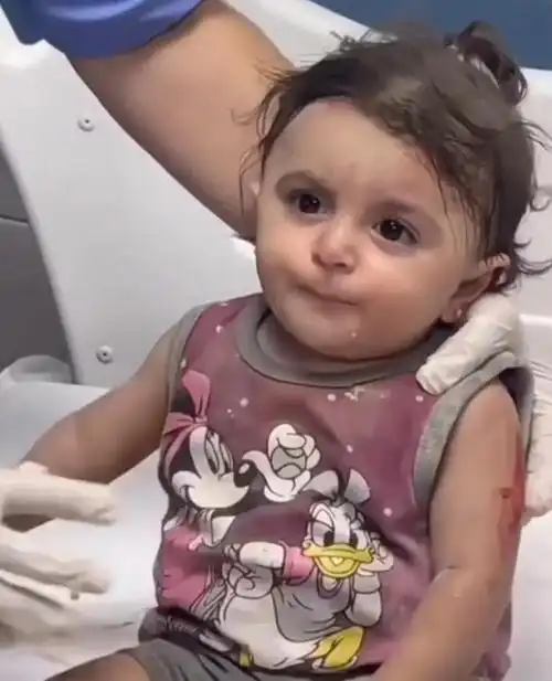 不幸的是加沙幸存的小女孩今天早上因内伤去世了