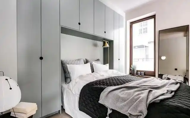 床头设计衣柜,整个设计类似于榻榻米的造型,颜色上与北欧小清新更接近