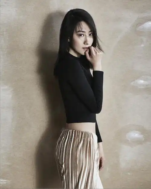 白瑶斗香归来曝写真大秀小蛮腰美丽不杀青