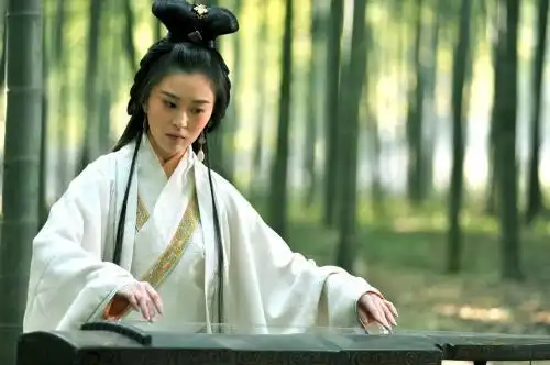 在《三国演义》中,大乔与小乔并称为"江东二乔",传说为绝世美女.