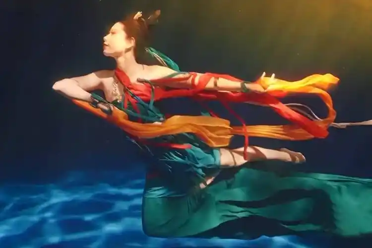 河南卫视端午晚会又出圈了水下飞天洛神舞惊艳绝美