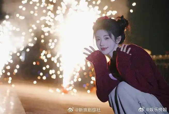 鞠婧祎红毛衣双丸子头好漂亮好可爱