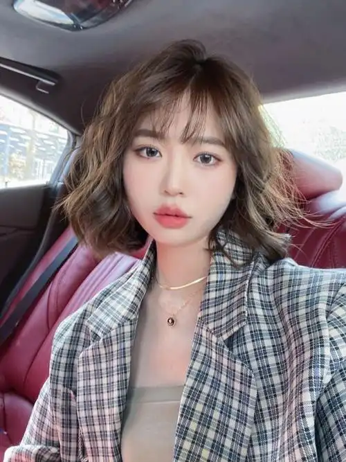 短头发染什么颜色好看洋气显白