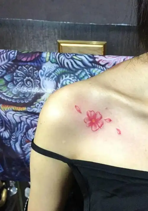 非主流女孩锁骨处小花纹身图案