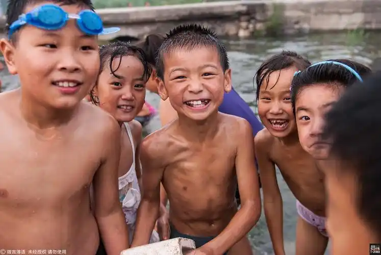 农村娃水上乐园:轮胎当泳圈小桥当跳台