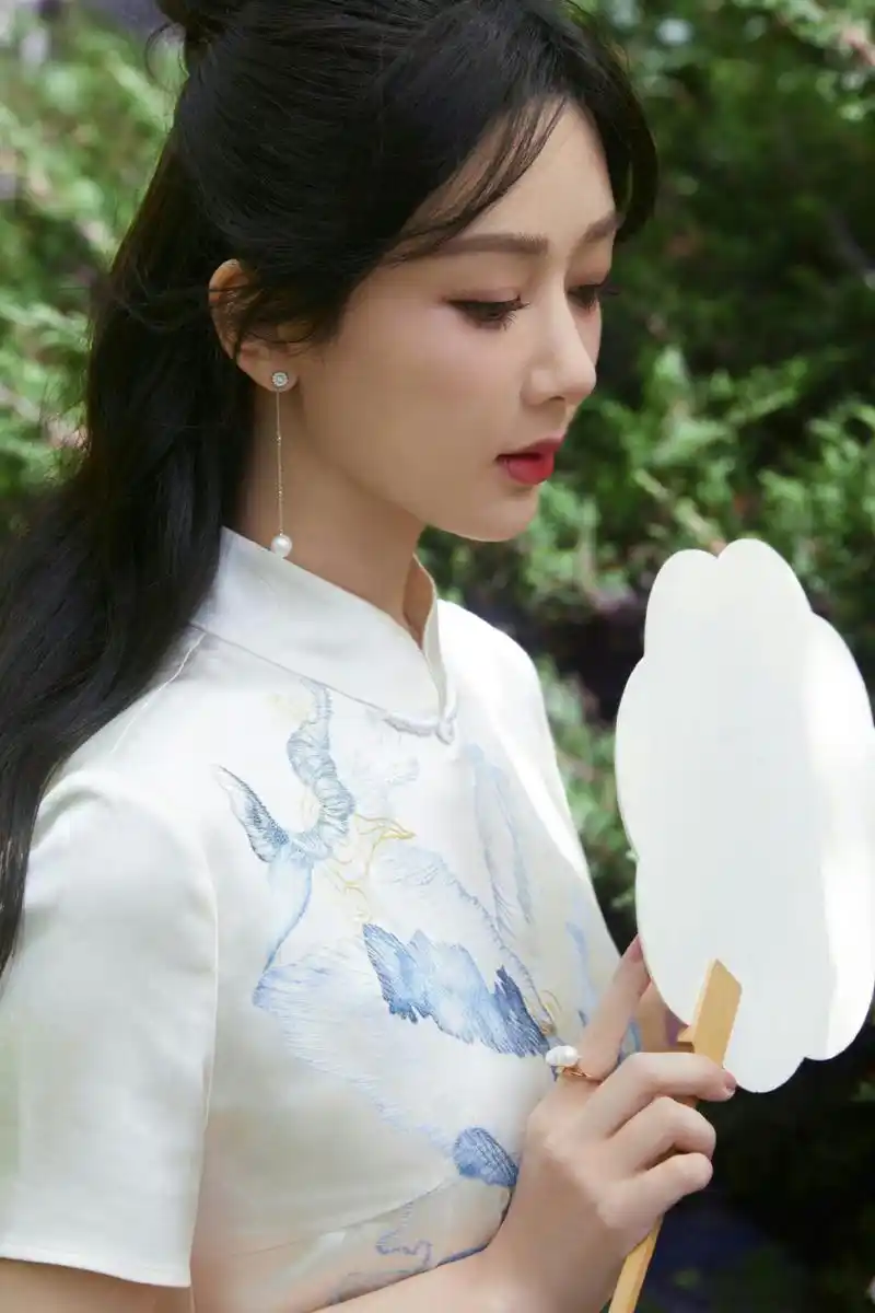 杨紫古风撑伞照96尽显东方韵味~ 清新淡雅又温柔的气质,我好i这样的