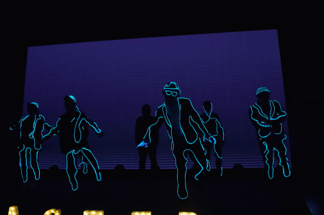 伴随着动感的音乐和铿锵有力的舞步……一曲让人眼花缭乱的荧光舞震撼