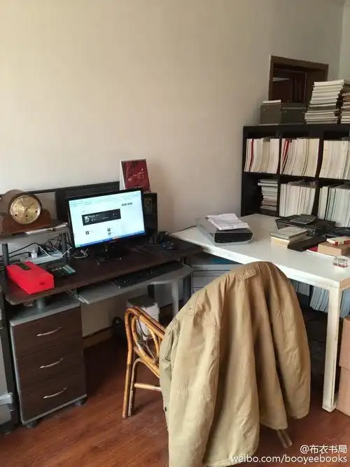 刚刚稍微收拾了一下,办公室的两个局部