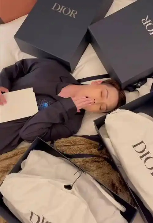 柏公子:雌雄难辨"真贵妇",碰瓷秦奋惹争议,神豪老